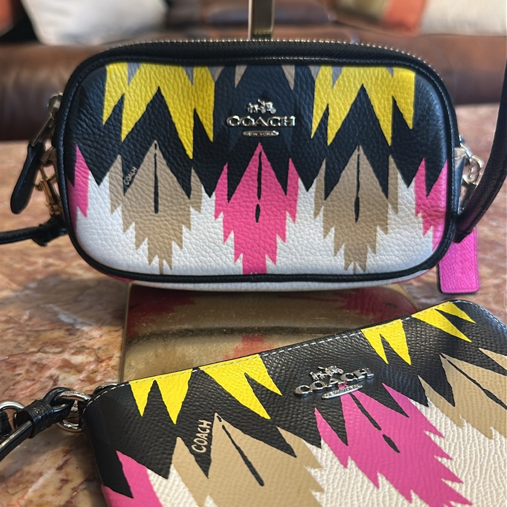 Coach tribal shoulder bag w/matching wristlet - Picture 4 of 17